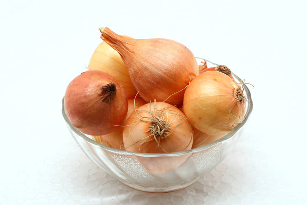 Zwiebeln in einer Glasschüssel - Foto, Bild