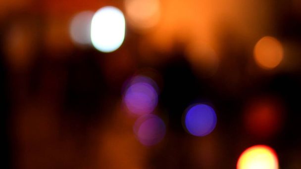 Νυχτερινά φώτα της πόλης με θολές σιλουέτες των ανθρώπων - Φωτογραφία, εικόνα