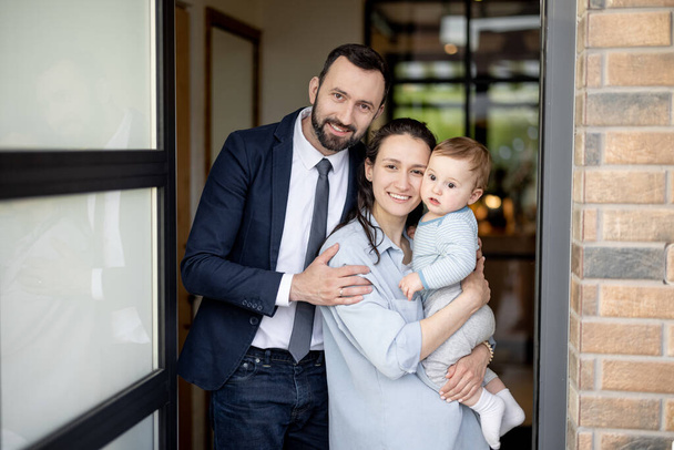 Ritratto di giovane famiglia caucasica con bambino - Foto, immagini