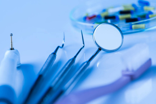 Conjunto de instrumentos dentales, atención médica - Foto, imagen
