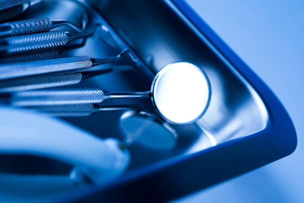 青の背景に歯科機器 - 写真・画像