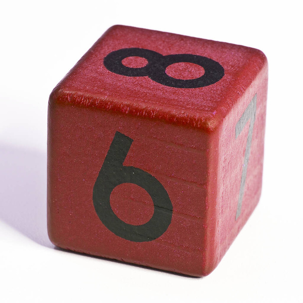 Numero kuusi ja kahdeksan kirjoitettu punaiseen puukuutioon, jonka kalenterikuutio on - Valokuva, kuva