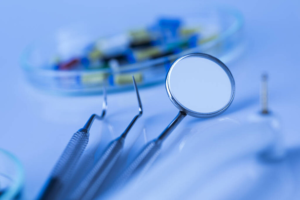 Стоматологічне обладнання для догляду за зубами
 - Фото, зображення