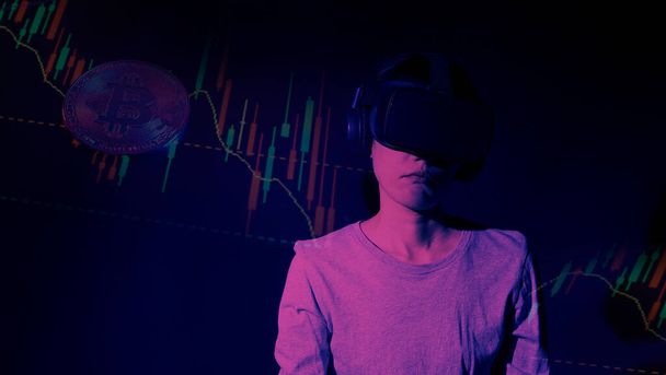 Liikenainen VR kuulokkeet Virtual osakemarkkinoilla. Sormi koskettaa virtuaalista näyttöä kuvaajalla. Osaketilastot. edustavat investointeja virtuaalinen kryptovaluutta osakemarkkinoilla. pörssitiedot. - Valokuva, kuva
