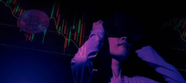 Donna d'affari con auricolare VR in borsa virtuale. Finger toccando un display virtuale con il grafico. Statistiche delle scorte. rappresentano un investimento nel mercato azionario virtuale criptovaluta. dati di borsa. - Foto, immagini