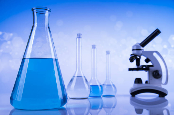 Badania laboratoryjne i rozwój. Wyroby szklane do eksperymentów chemicznych - Zdjęcie, obraz