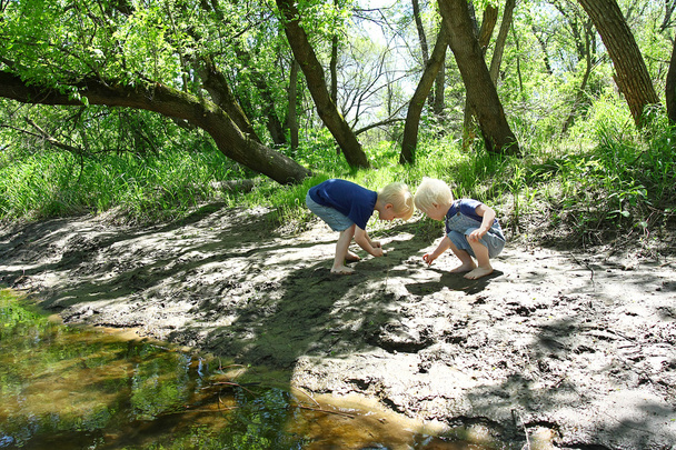 játszó gyermekek kívül a folyó mentén - Fotó, kép