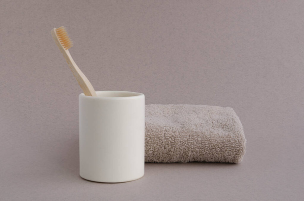 Brosse à dents en tasse et serviette. Concept d'hygiène et de santé - Photo, image