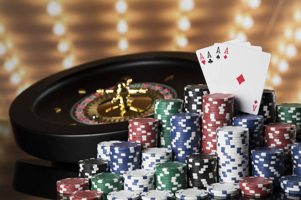 Poker Chips op speeltafel, roulette wiel in beweging, casino achtergrond - Foto, afbeelding