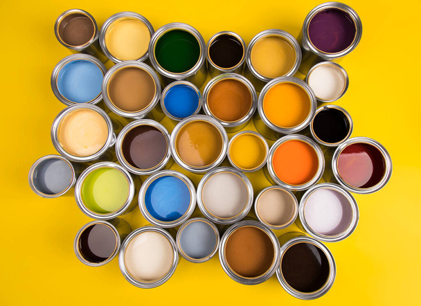 Colori lattine di vernice tavolozza e colori arcobaleno - Foto, immagini