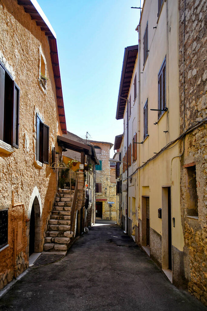 Sezze, İtalya, 05 / 10 / 2021. Lazio bölgesindeki bir ortaçağ kasabasının eski evleri arasında bir ara sokak.. - Fotoğraf, Görsel