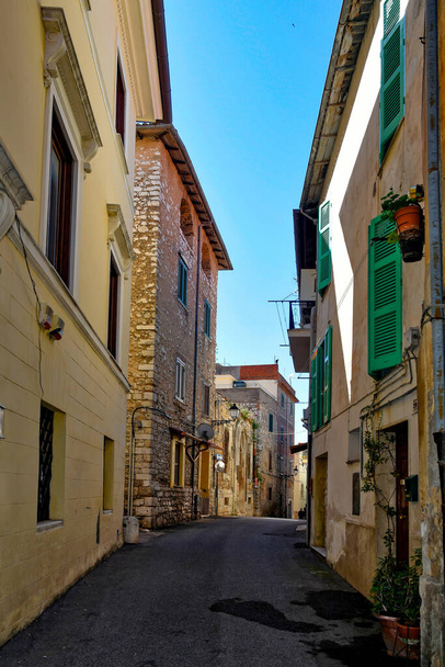Sezze, İtalya, 05 / 10 / 2021. Lazio bölgesindeki bir ortaçağ kasabasının eski evleri arasında bir ara sokak.. - Fotoğraf, Görsel