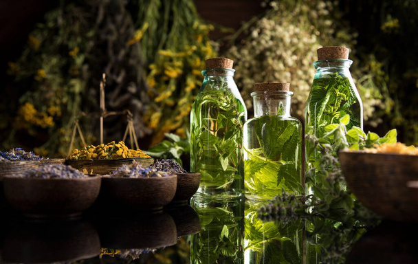 Olio e medicina naturale, sfondo tavolo in legno - Foto, immagini