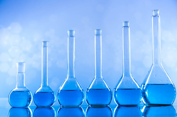 Vasos de laboratorio, Experimento científico, fondo azul - Foto, imagen