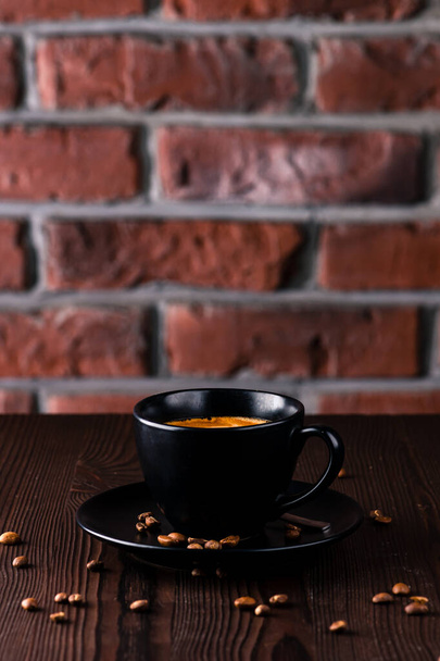 朝のホットピッコロラテの木のテーブルに、ピッコロラテコーヒーコピースペースを背景にミルクとコーヒーの新しい味。 - 写真・画像