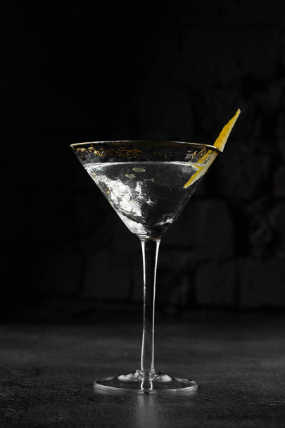 Glas Margarita Alkohol Coctail-Getränk mit Zitrusfrüchten auf grauem Hintergrund. Hütte - Foto, Bild