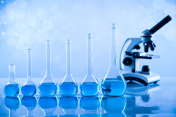 Wyroby szklane do eksperymentów chemicznych, Sprzęt laboratoryjny - Zdjęcie, obraz