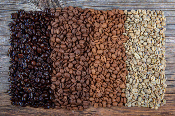 Les grains de café sont grillés deux fois. Papiers à café montrant différentes étapes de torréfaction des haricots verts au rôti italien. - Photo, image