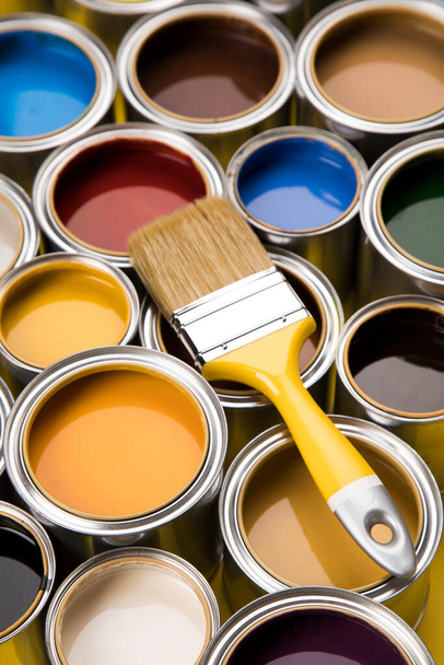 Boîtes de conserve avec peinture, pinceaux et palette de couleurs vives - Photo, image