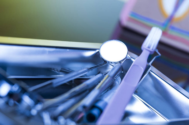 Крупный план Стоматологические инструменты - Фото, изображение