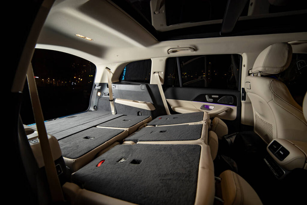 プレミアムSUVのオーミー・エンプティインテリア。高級高級SUV車のフラットフロアに折り畳まれた後部座席、フラットフロアトランクの側面図 - 写真・画像