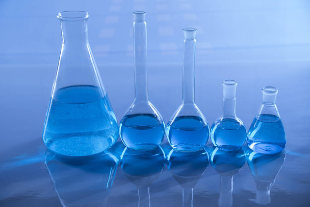 Επιστημονικά γυάλινα σκεύη για χημικά πειράματα, εργαστηριακός εξοπλισμός - Φωτογραφία, εικόνα
