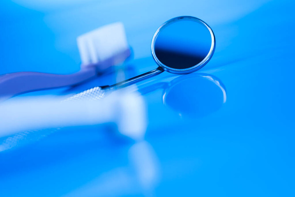 Стоматологічне обладнання на синьому фоні
 - Фото, зображення