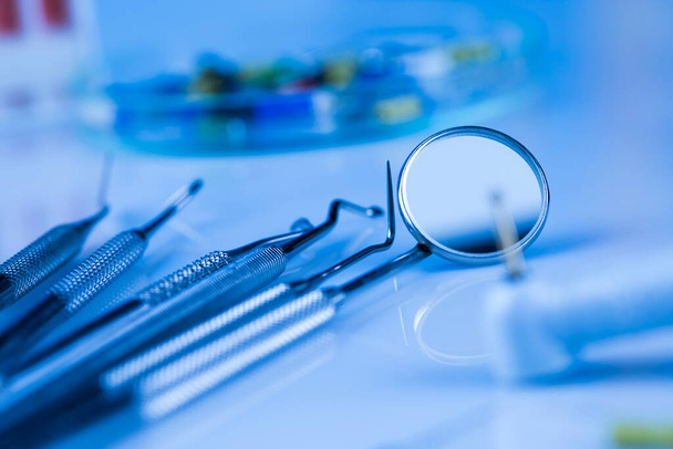 Набір стоматологічних інструментів, охорона здоров'я
 - Фото, зображення