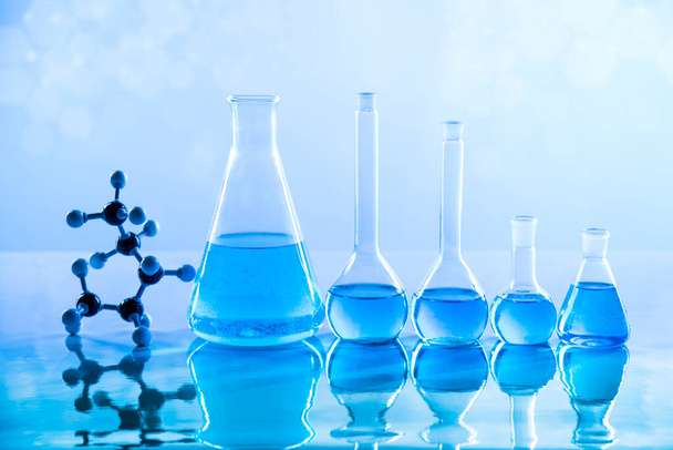 Béquer de laboratório, experimento de ciência, fundo azul - Foto, Imagem