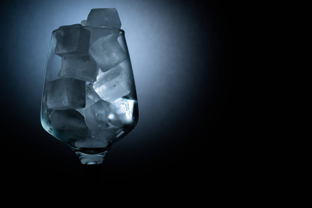 Одинарне скло з кубиком льоду на чорному фоні копіювання простору
 - Фото, зображення