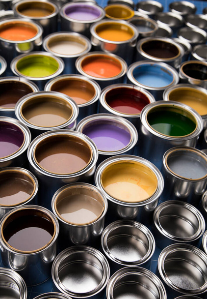 Fondo de latas multicolores de pintura - Foto, Imagen