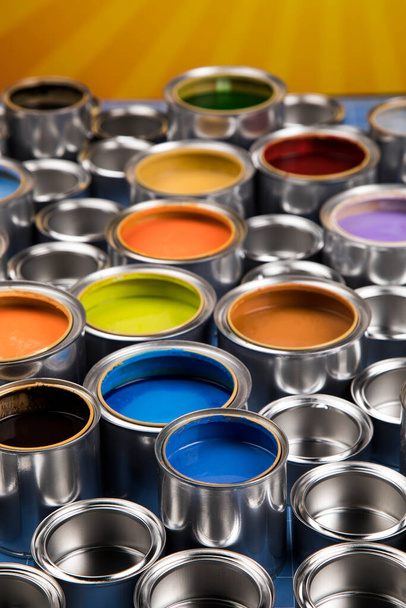 Eimer voller regenbogenfarbener Ölfarbe - Foto, Bild