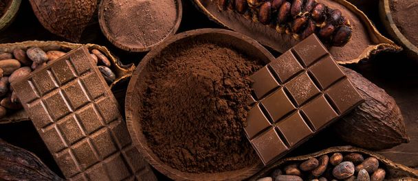 Шоколад, конфеты сладкие, какао бобы и порошок - Фото, изображение