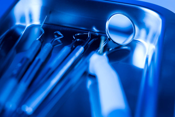 Οδοντιατρικός εξοπλισμός σε μπλε φόντο - Φωτογραφία, εικόνα