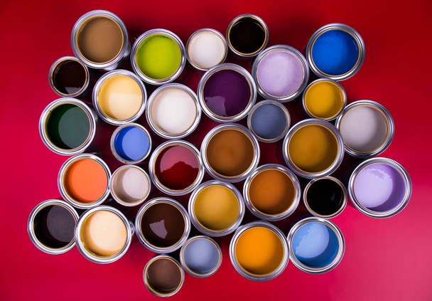 Groupe de boîtes en métal étain avec peinture couleur - Photo, image