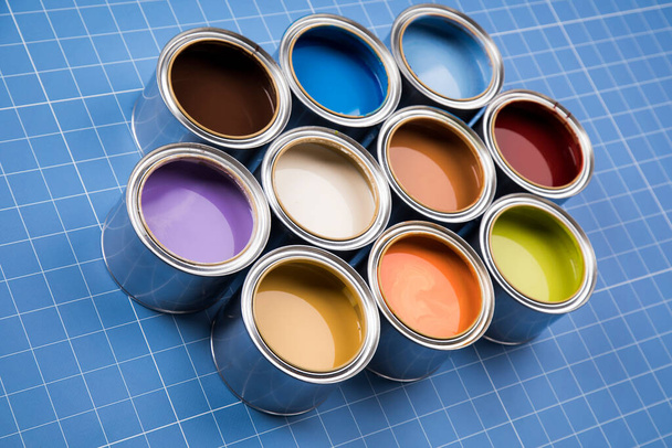 Creatividad concepto conjunto de pinceles de color y puede - Foto, imagen