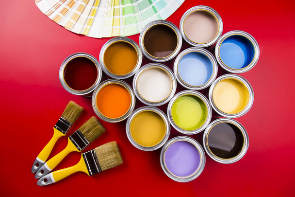Blechdosen mit Farbe, Pinsel und heller Farbpalette - Foto, Bild