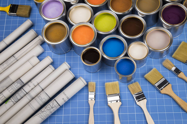 Grupa koncepcji kreatywności puszek metalowych z farbą barwną - Zdjęcie, obraz