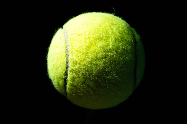 Piłka tenisowa izolowana o wysokim kontraście - Zdjęcie, obraz