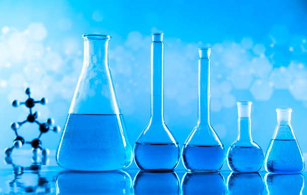Vidros, copos de laboratório, experiência científica - Foto, Imagem