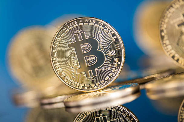 Złote Bitcoin monety, koncepcja finansów - Zdjęcie, obraz
