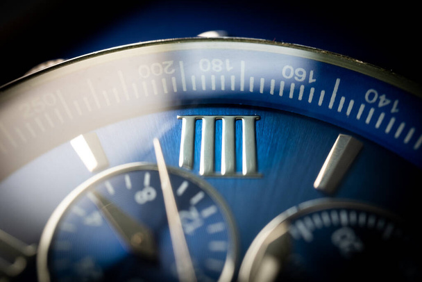 Macro Close Up of Roman Numeral Quatro em azul enfrentado relógio cronógrafo - Foto, Imagem