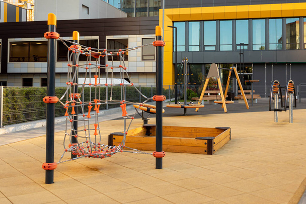 Moderno parque infantil cerca de una moderna zona residencial urbana. Sin niños - Foto, Imagen