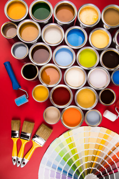Latas de lata con pintura, pinceles y paleta de colores brillantes - Foto, Imagen