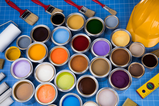Creativiteit concept groep van tin metalen blikken met kleur verf - Foto, afbeelding