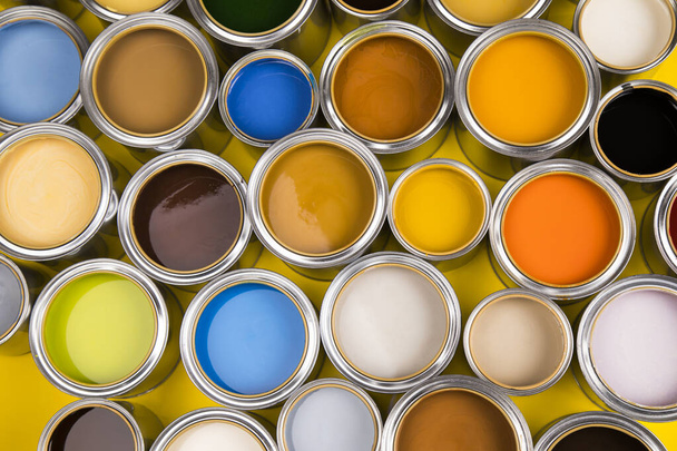 Цветовая палитра банок с краской и цвета радуги - Фото, изображение