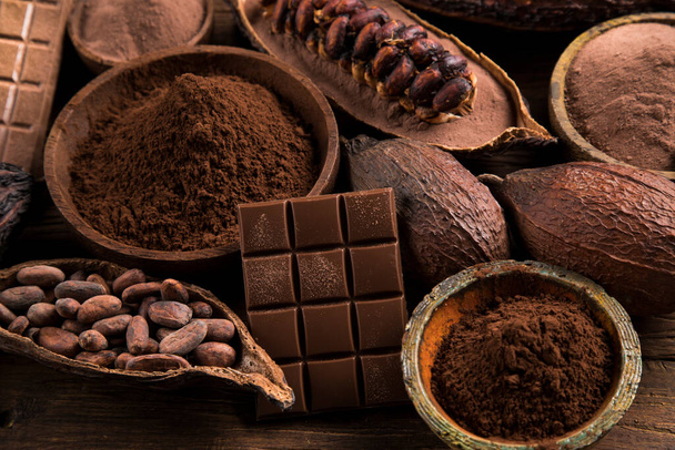 Шоколад, конфеты сладкие, какао бобы и порошок - Фото, изображение