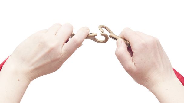 Seilkampf, Kampf zweier Hände, die sich an einem Seil ziehen  - Foto, Bild