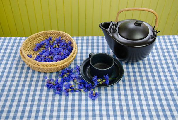 свіжоспечена кукурудзяна квітка на кошику глиняний чайний набір
  - Фото, зображення