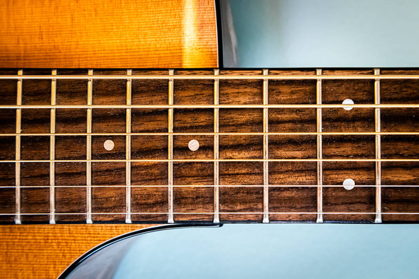 Close-up van horizontale 6 snarige gitaarhals op 12e fret - Foto, afbeelding